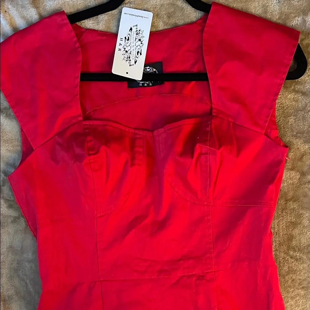 Elegant Red Midi Dress with Square Neckline - Picture 2 of 7